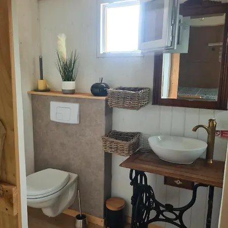 Les Milles Bottes Et Ses Roulottes Chalet