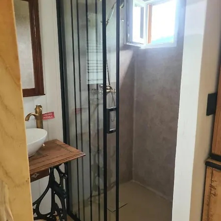 Les Milles Bottes Et Ses Roulottes